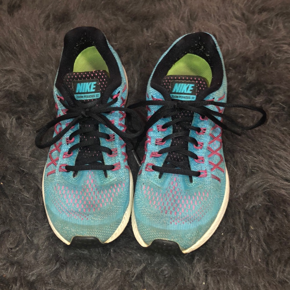 NIKE zoom tennis shoes